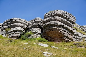 erba, cielo, verde, azzurro, massi, prato, pietre, rocce, roccia, sassi, pieghe, grigio