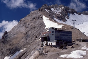 rifugio, neve, montagna, nuvole, cielo, finestre, bianco, tralicci, traliccio, rocce, ghiacciaio, pali, azzurro, roccia, pilone, albergo, montagne