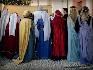 donne, costumi, veli, bianco, rosso, vestiti, cappelli, persone, spalle, abiti, colori, dame, pieghe, medievale, azzurro, copricapi, cavalieri, copricapo, giallo, sfilata, rinascimento, medioevo