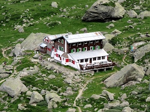 rifugio, montagna, verde, finestre, erba, bianco, sassi, rosso, tetti, massi, pietre, rocce, casa, prato, comignolo, baita, sentiero