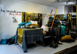 cuscini, tavolo, lampada, tovaglia, scala, vetrina, poster, negozio, faretti