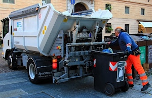 finestre, camion, rifiuti, divisa, bidone, ruote, uomo, targa, operatore, bidoni, lavoratore, raccolta, mestiere, spazzatura, immondizia, lavoro, palazzo, strada, persona, arancio, mestieri, furgone