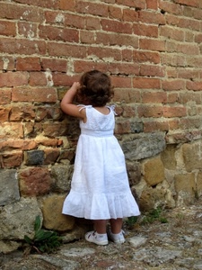 bambina, muro, bianco, vestito, mattoni, gioco, bimba