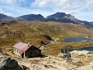 montagna, rifugio, finestre, rocce, lago, cielo, pannelli, tetto, acqua, nuvole, baita, comignoli, sentiero, erba, laghi, strada, laghetto, panorama, montagne