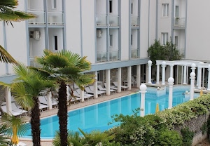 piscina, colonne, palme, albergo, acqua, finestre, azzurro, alberi, bianco, lettini, balconi, verde, sdraio, hotel, condizionatori, siepe, piante, vasca, celeste, sdraie
