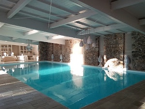 piscina, acqua, tavoli, travi, pietre, lampade, azzurro, riflessi, soffitto, luce, lampadari, interno, vasca, piastrelle, coperta, tovaglie, scaffali, arco, vasi