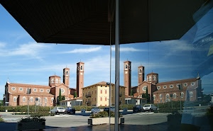 campanili, chiesa, finestre, riflesso, cielo, automobili, torri, campanile, piazza, vetrata, riflessi, nuvole, nero, vetro, palazzo, azzurro, verde, specchio, specchiato, croci, vasi
