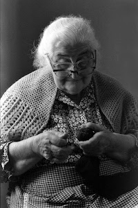 occhiali, donna, mani, anziana, scialle, grembiule, bianco, bianconero, capelli, nonna, vecchia, vestito, quadretti, camicetta, bianchi, due