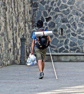 zaino, bastone, fontana, camminare, pantaloncini, pietre, sacchetto, turista, gambe, spalle, muro, strada, cammina, fontanella, schiena, rotolo, carta, ragazzo, persona, scarpe, dietro, muri, camminatore, busta, uno, tappetino, rubinetto