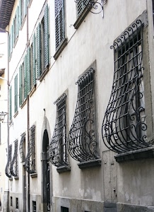 finestre, grate, ferro, persiane, palazzo, porta, casa, muro, metallo, nero, bombate, verde, lampione, portone, facciata, imposte, legno, inferriata