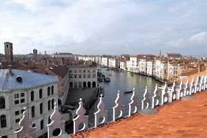 canale, venezia, palazzi, acqua, case, cielo, finestre, panorama, campanili, tetti, tetto, gondola, città, natanti, gondole, laguna, campanile, bianco, archi, fiume, nuvole, barche, merli