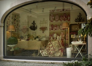 vetrina, vasi, tavolo, tovaglia, vetro, arco, tovaglie, arredamento, oggetti, tavolino, negozio, lampada, portaombrelli, tavoli, ceramiche, oggettistica, pianta