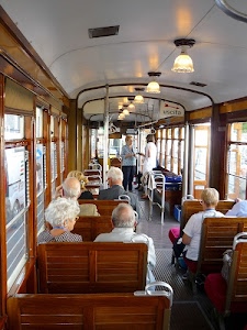sedili, lampade, luci, finestrini, legno, persone, maniglie, tram, autobus, passeggeri, anziani, seduti, teste, uomini, donne, gente, interno, treno, vetri, vintage