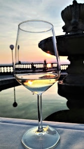 bicchiere, calice, vetro, fontana, tramonto, trasparenza, trasparente, vino, balaustra, acqua, lampione, riflesso, controluce, riflessi, cielo, mare, gambo