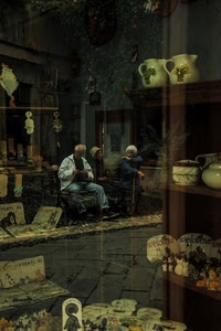 vetrina, persone, riflesso, vetro, brocche, negozio, anziani, tre, vasi, ceramiche, panchina, riflessi, ceramica