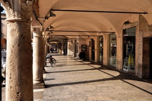 colonne, vetrine, bicicletta, archi, portico, portici, ombre, negozi
