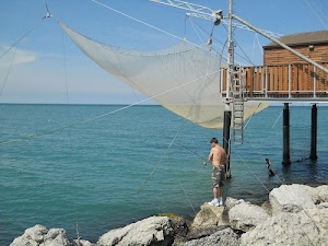 mare, pescatore, trabucco, rete, canna, pesca, scogli, pali, acqua, azzurro, massi, corde, cielo, legno, pescare, scaletta, rocce, funi, cavi