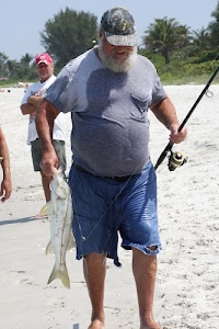 pesce, pescatore, canna, barba, alberi, cappello, mulinello, sabbia, uomo, verde, pesca, berretto, spiaggia, persone, gambe, bianco, persona, pantaloncini, maglietta