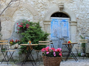 fiori, sedie, tavolini, porta, azzurro, cesto, piante, uscio, legno, arco, verde, portone, casa, pianta, chiavistello, muro, colori, tavoli