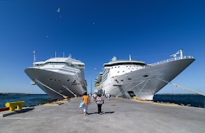 navi, molo, bianco, cielo, mare, azzurro, crociera, due, persone, prue, passeggeri, porto, nave, giallo, gabbiani, ormeggi, funi