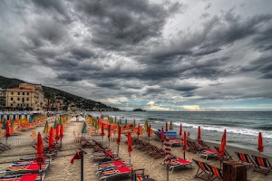 ombrelloni, mare, spiaggia, lettini, nuvole, sabbia, rosso, onde, cielo, maltempo, sdraio, perturbazione, nuvoloni, palazzi, case, chiusi