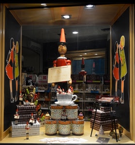 pinocchio, vetrina, scatole, tazze, negozio, barattoli, tazza, cartello, giocattoli, luci, faretti