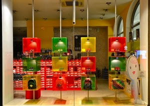 negozio, vetrina, scarpe, scatole, rosso, giallo, verde, zaini, faretti, colori, quadrati, vetrine, borse, cubi, vendita, esposizione