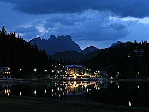 luci, nuvole, montagne, alberi, notte, case, riflessi, lago, acqua, notturno, cielo, blu, lampioni, panorama, sera, montagna, buio, riflesso, bosco, albergo, monti