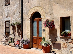 fiori, vasi, finestre, bicicletta, porta, persiane, panchina, arco, piante, portone, legno, casa, vetro, uscio, bici, rosso, ingresso, grondaia, finestra, fioriere, ombre, ombra