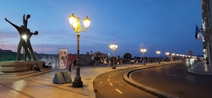 lampioni, strada, luci, sera, statua, bandiere, cielo, statue, cartellone, curva, blu, monumento, basamento, marciapiedi, lanterne, città, persone, notturno, bandiera, pista, strisce