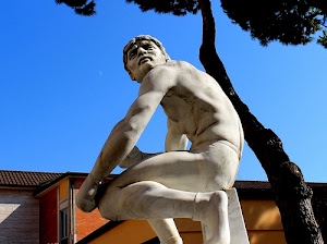 statua, marmo, albero, uomo, scultura, nudo, azzurro, cielo, pino, tronco, bianco, braccio, volto, atleta, tetto, sguardo, seduto