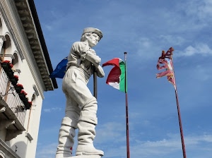 bandiere, statua, cielo, balcone, aste, monumento, stivali, fiori, palazzo, rosso, bianco, nuvole, scultura, ringhiera, verde, archi, azzurro, marmo, tricolore
