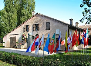 bandiere, casa, finestre, alberi, siepe, colori, verde, erba, aste, rosso, porta, busto, comignoli, monumento, prato, fiori, sventolare, azzurro, statua, verdi, bandiera, vento