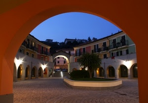 arco, piazza, luci, albero, portici, aiuola, archi, balconi, palma, cornice, palazzi