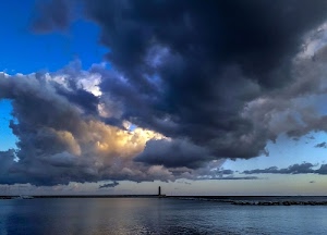 nuvole, mare, faro, cielo, molo, acqua, orizzonte, azzurro, barche, calma, raggi, bianco, grigio, luce, turbolenza, maltempo
