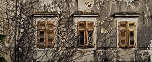 finestre, tre, persiane, rami, casa, rampicante, rudere, giallo, palazzo