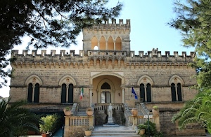 statua, bifore, castello, finestre, scale, alberi, colonne, bandiere, torre, merli, balaustra, piante, torretta, palazzo, archi, scalini, scala, verde, cielo, vasi, edificio, villa