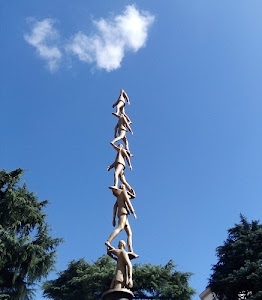 alberi, cielo, statue, scultura, monumento, azzurro, nuvola, statua, uomini, gambe, camminare, sculture, nuvole, braccia, rami, verticale