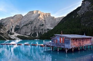lago, barche, montagne, acqua, finestre, montagna, palafitta, riflessi, tetto, neve, capanna, alberi, rosso, pali, riflesso, cielo, chalet, bosco, legno