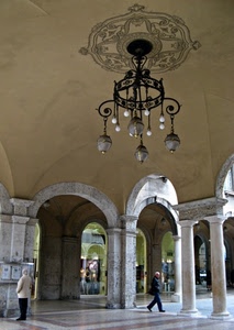 lampadario, colonne, archi, persone, portici, passanti, portico, soffitto, vetrine, lampade, disegno, bacheca, porticato, sfere, due