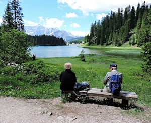 lago, alberi, seduti, montagne, panchina, prato, zaino, nuvole, erba, cielo, due, coppia, panca, bosco, legno, panorama, montagna, persone, pineta, verde, uomo, borsa, spalle, anziani, acqua