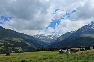 nuvole, case, cielo, neve, montagne, verde, panorama, alberi, montagna, prato, paesaggio, prati, campo, boschi, erba, pascolo, azzurro, bosco