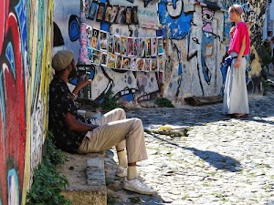 seduto, murales, scarpe, donna, uomo, graffiti, colori, pantaloni, esposizione, rosso, cartoline, fotografie, barba, ombra, persone, muro, turista, due
