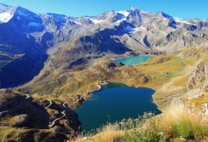 laghi, montagna, strada, montagne, cime, rocce, neve, acqua, cielo, lago, panorama, curve, sentiero, paesaggio, erba, bianco, azzurro, vette