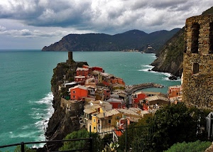 mare, case, torre, nuvole, cielo, panorama, promontorio, tetti, borgo, costa, onde, rosso, verde, acqua, ringhiera, paese, alberi