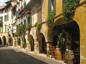 fiori, botti, finestre, portici, sedie, strada, archi, balconi, porticato, portico, sedia, verde, persiane, colonne, piante, case