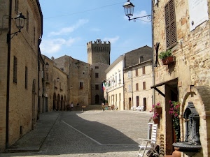 torre, piazza, fontana, fiori, cielo, finestre, lampioni, borgo, vasi, bandiera, case, archi, sedia, sedie, bandiere, porte, lampione, azzurro, nuvole, paese, persone