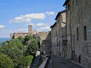 strada, cielo, borgo, campanile, alberi, nuvole, finestre, verde, torre, case, azzurro, muretto, scorcio, pietra, palazzi, paese, parapetto, arco