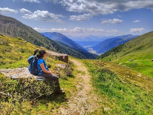 nuvole, sentiero, cielo, prato, montagne, donna, erba, zaino, seduta, panorama, montagna, verde, azzurro, seduti, alberi, vallata, valle, zaini
