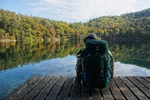 lago, zaino, alberi, verde, acqua, legno, riflessi, seduto, uomo, azzurro, riflesso, cielo, calma, persona, nuvole, bosco